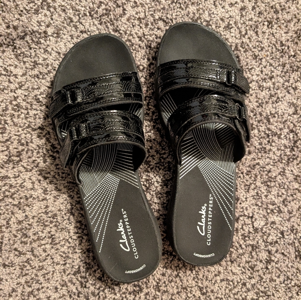 LIKE NEW Clarks Women's Black Strappy Sandals